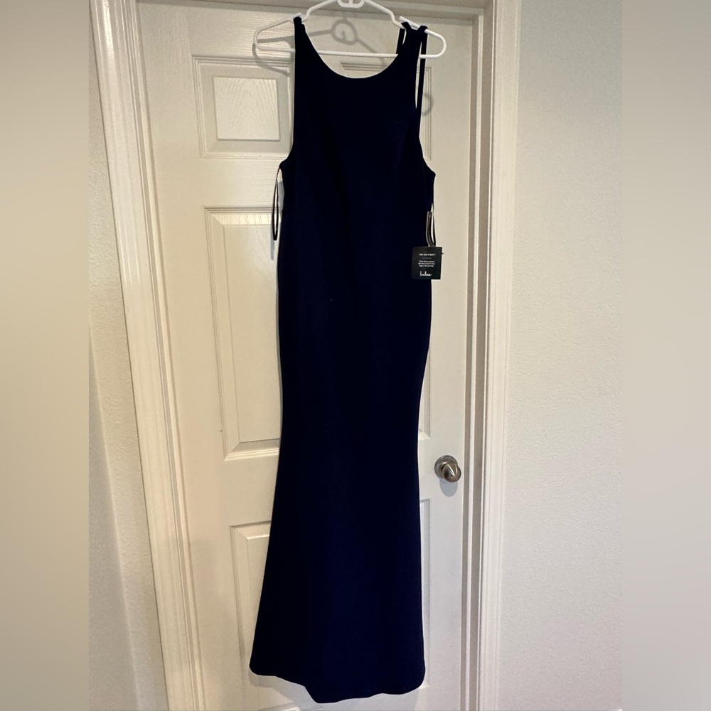 Navy Blue Lulus maxi gown - Medium . Beautiful fitted and stretchy material.